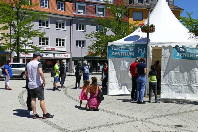 Warteschlangen vor dem neuen Testzentr...eldung, die andere fr die ohne Termin  | Foto: Dora Schls