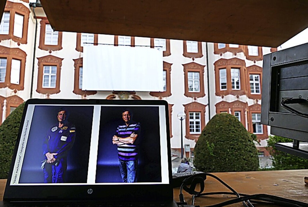 Auf einen Laptop sind die Fotografien ... der Schlossfassade projiziert werden.  | Foto: Stefan Limberger-Andris