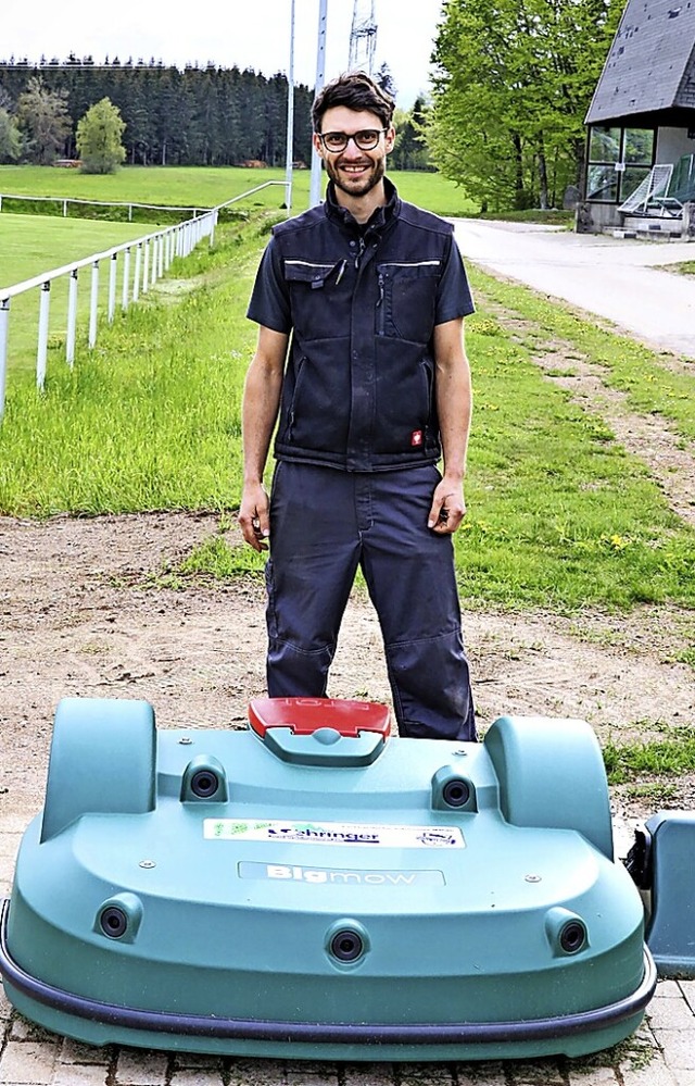 Raphael Trndle ist froh ber die Eins...es Mhroboters fr den VfB Mettenberg.  | Foto: Dorothe Kuhlmann