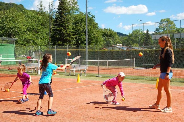 Trainerin Melissa Kromer zeigt den Kin...ichtigen Umgang mit Ball und Schlger.  | Foto: Wolfgang Beck