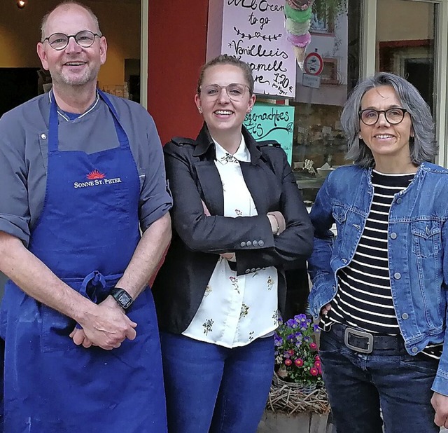 Hanspeter, Anne Sophie und Petra Romba...chnung mit dem  grnen Michelin-Stern.  | Foto: Elke Kamprad