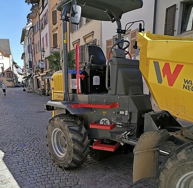 In der Rheinbrckstrae kam der Fahrer... und Tische von Gaststtten zerstrt.   | Foto: Angelo de Rosa