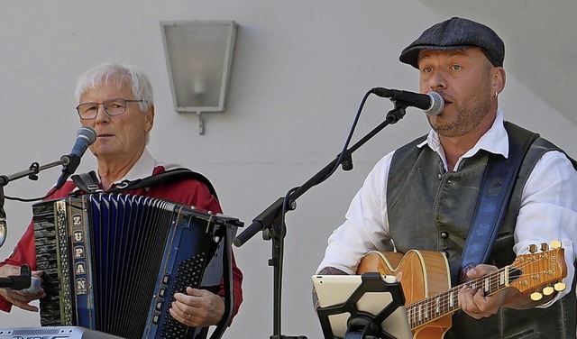 Paolos Fricktal Krainer spielen Oberkrainer Musik im Schlosspark.  | Foto: Michael Gottstein