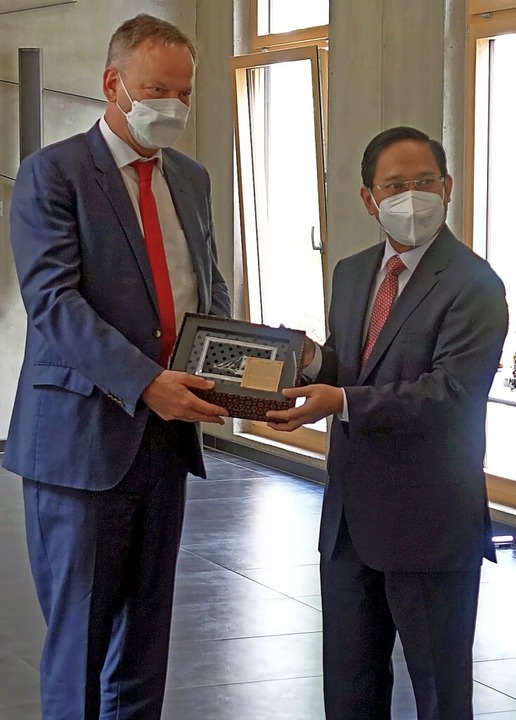Generalkonsul Acep Somantri und Landrat Frank Scherer   | Foto: Landratsamt Ortenaukreis