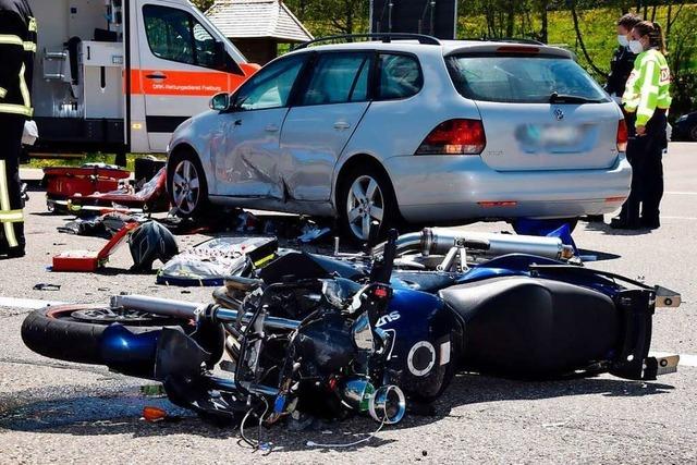 Motorradfahrer schwebt nach Unfall am Thurner in Lebensgefahr