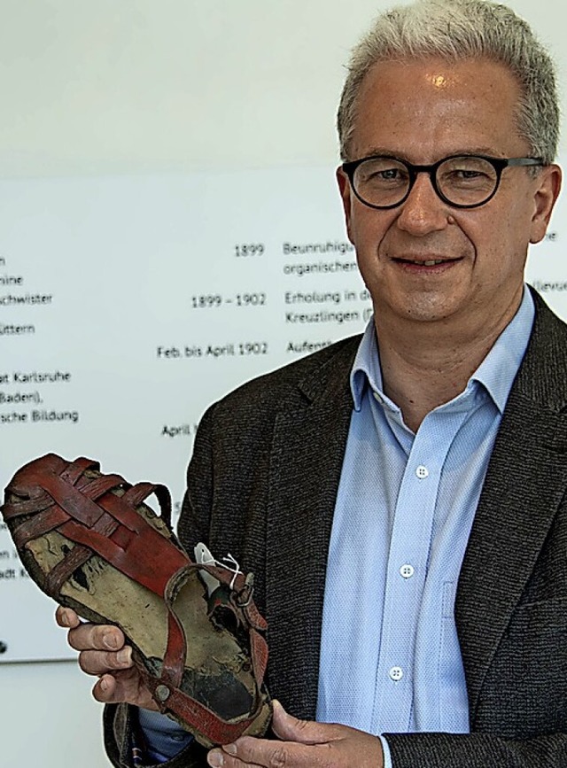 Jan Merk zeigt eine aus Resten zusammengeschusterte Sandale von 1947.   | Foto: Volker Mnch