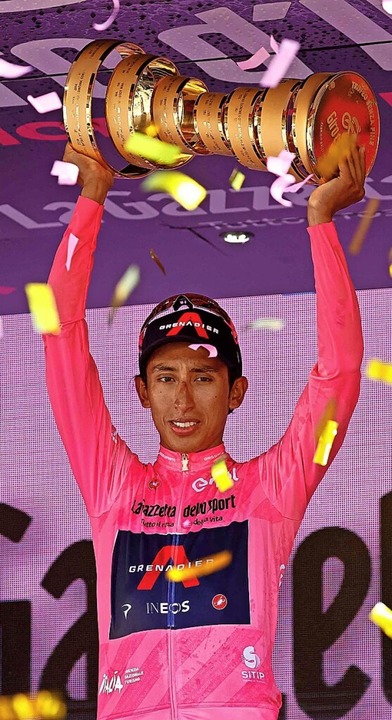 In Rosa mit Pokal: Egan Bernal  | Foto: LUCA BETTINI (AFP)