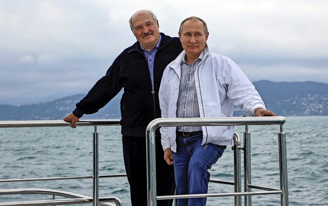 Wladimir Putin  (rechts) hat am Wochen...weitere Millionen Euro für Belarus zu.  | Foto: Sergei Ilyin (dpa)
