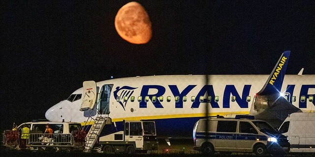 Die Bundespolizei berprft nach einer... Hauptstadtflughafen BER das Flugzeug.  | Foto: Christophe Gateau (dpa)