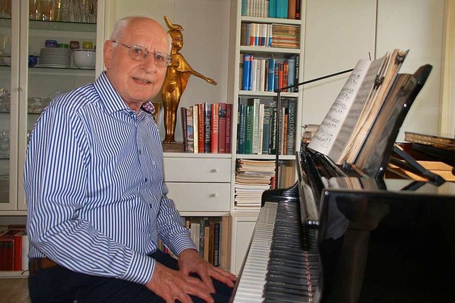 Rudolf Markstein spielt an seinem Flgel am liebsten Werke von Chopin.  | Foto: Petra Wunderle