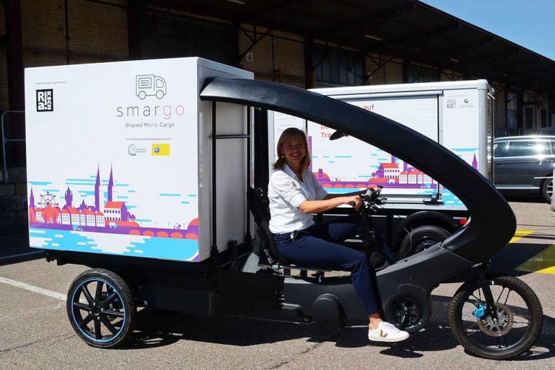 Die Chefin des Bau- und Verkehrsdepart...n  Steuern zweier  Elektrotransporter.  | Foto: Annette Mahro