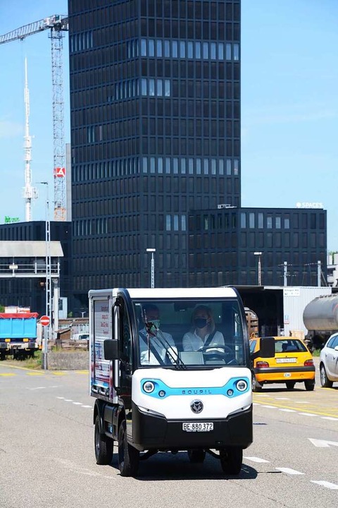 Die Chefin des Bau- und Verkehrsdepart...n  Steuern zweier  Elektrotransporter.  | Foto: Annette Mahro