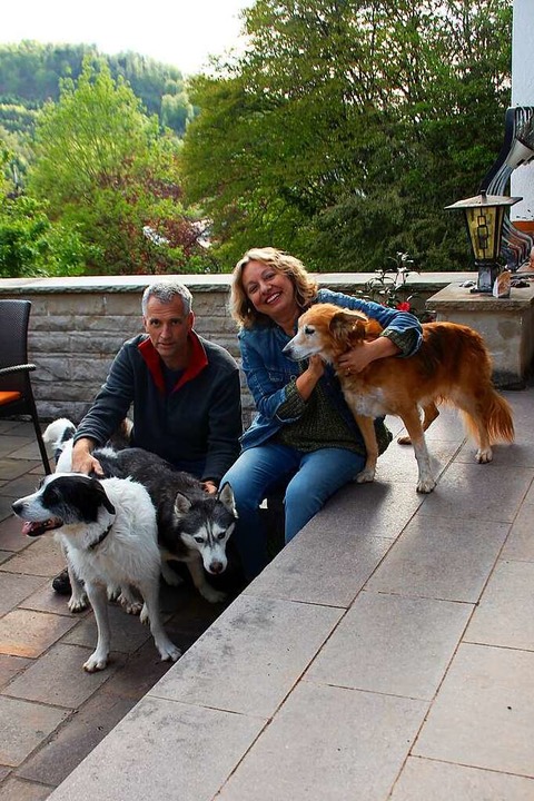 Thomas Breyer-Mayländer und Beate Ritt...ranke Hunde wie Beth, Pino und Grappa.  | Foto: Erika Sieberts