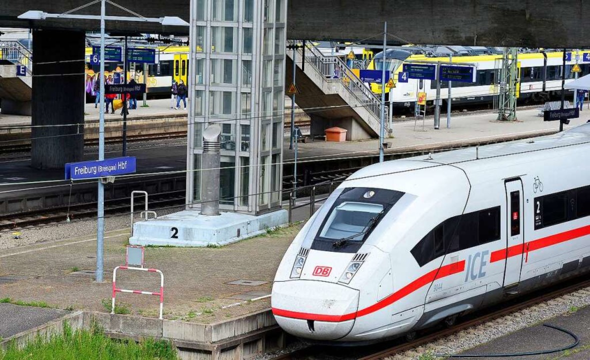 Ein ICE fährt aus dem Hauptbahnhof in Freiburg heraus.  | Foto: Ingo Schneider
