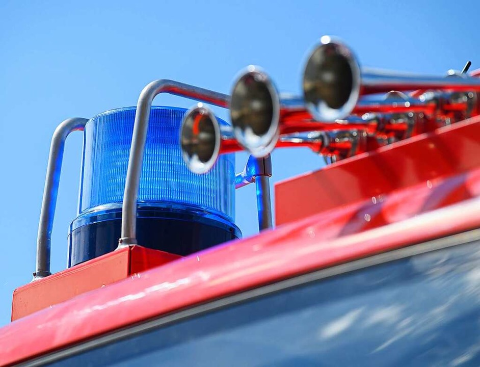 Die Feuerwehr lschte den brennenden Container.  | Foto: Robert Michael (dpa)