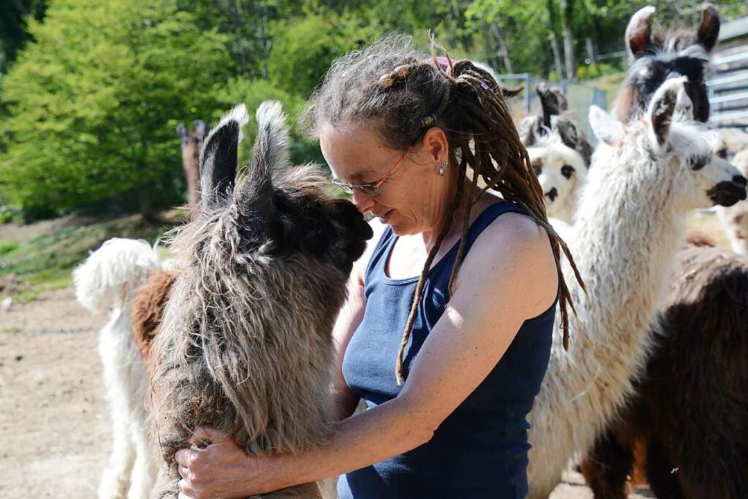 Petra Mellert mit einem jungen Lama. D...nd soll immer wissen, das es Lama ist.  | Foto: Annette Mahro