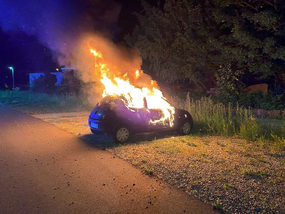 In der Nacht zum Montag brannten in Ke...zwei Fahrzeuge. Die Polizei ermittelt.  | Foto: Lucas Kimmi
