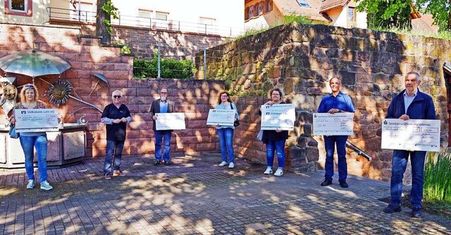 Das Seelbacher Dorffest kann zwar in d... Hacker (Zweiter von links) bergeben.  | Foto: Beate Zehnle-Lehmann