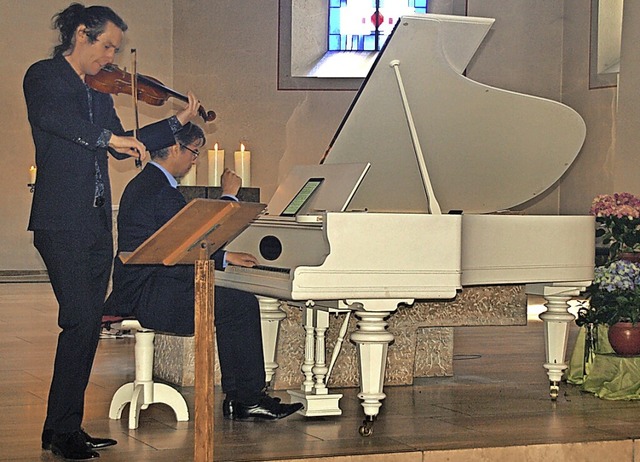 Das Knstlerduo Mark Johnston, Geige, ...tesdienst in Grwihl mit seinem Spiel.  | Foto: Karin Stckl-Steinebrunner