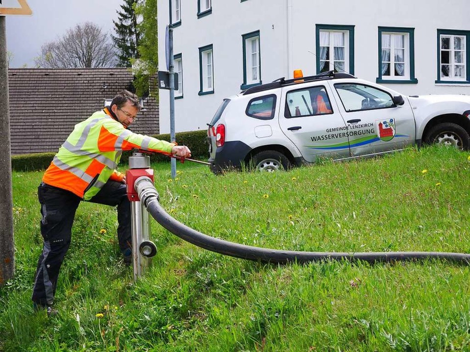 Messung beendet: Lenzkirchs Wassermeis...omas Raufer schraubt den Hydranten zu.  | Foto: Eva Korinth