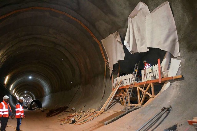 In der Rhre des knftigen Brandbergtu...Niveau der spteren Fahrbahn markiert.  | Foto: Nikolaus Bayer