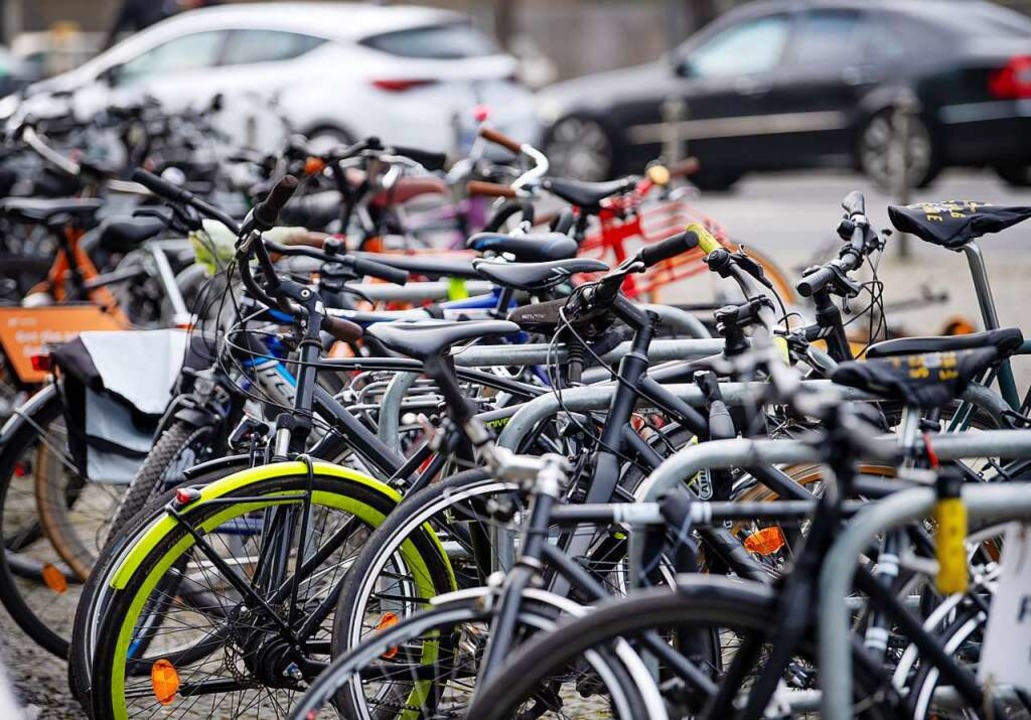 In Freiburg wurden im vergangenen Jahr 127 gestohlene Fahrräder wieder gefunden.  | Foto: Monika Skolimowska (dpa)