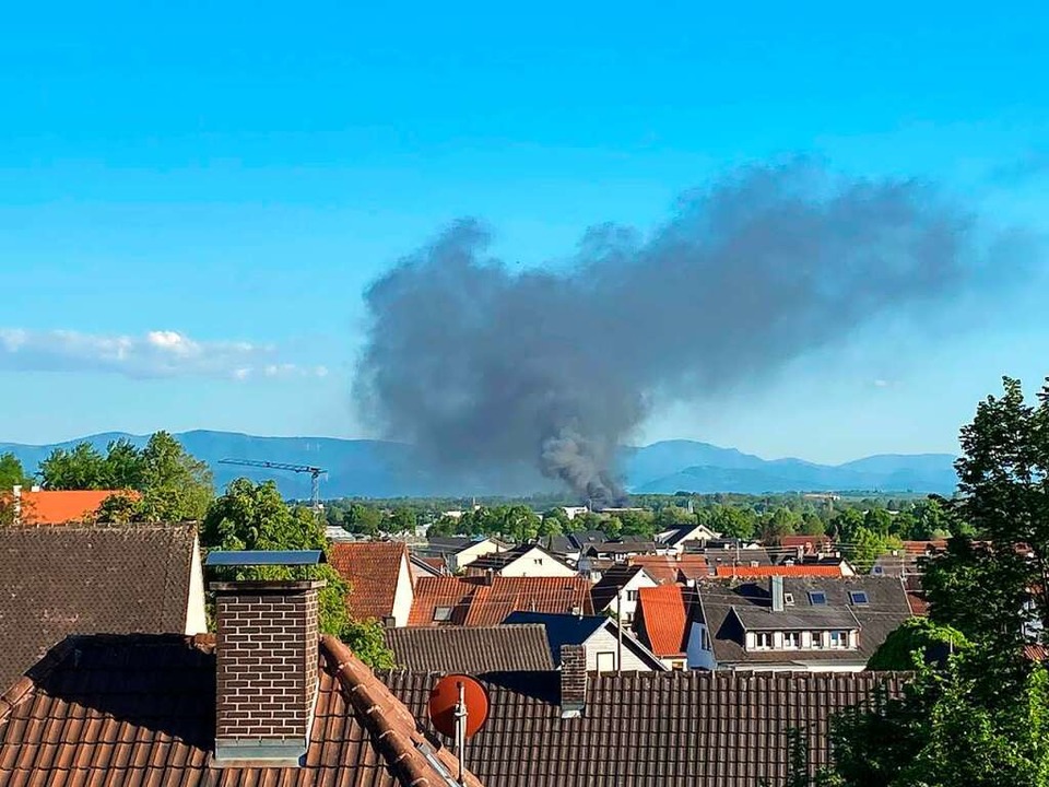 Rauch steigt aus einer Halle im Industriegebiet Malterdingen auf.  | Foto: privat