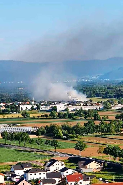 Rauch steigt aus einer Halle im Industriegebiet Malterdingen auf.  | Foto: privat
