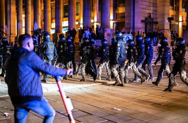 Einsatzkrfte der Polizei laufen ber ...zwischen Jugendlichen und der Polizei.  | Foto: Christoph Schmidt (dpa)