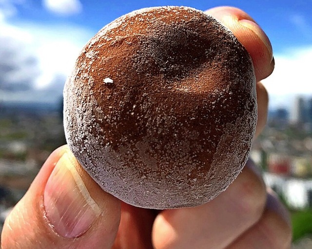 Eine Kugel Mochi-Eis: Eis umhllt von einem Teig aus Reis  | Foto: Gregor Tholl (dpa)