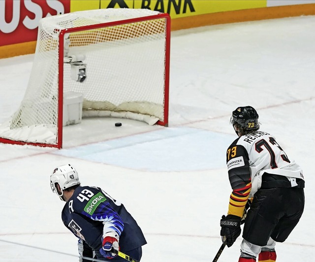 Da flitzt er rein, der Puck: Colin Bla... Tor, Lukas Reichel kann nur zugucken.  | Foto: Roman Koksarov (dpa)