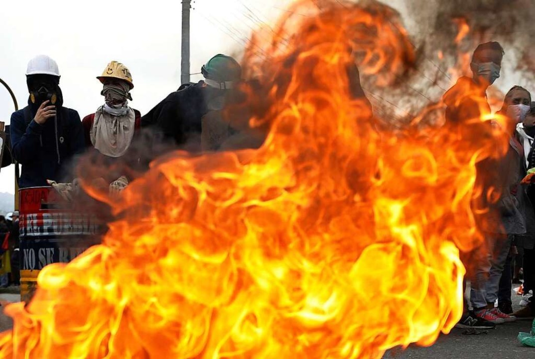 Brennende Barrikade bei Protesten in Kolumbien  | Foto: Fernando Vergara (dpa)
