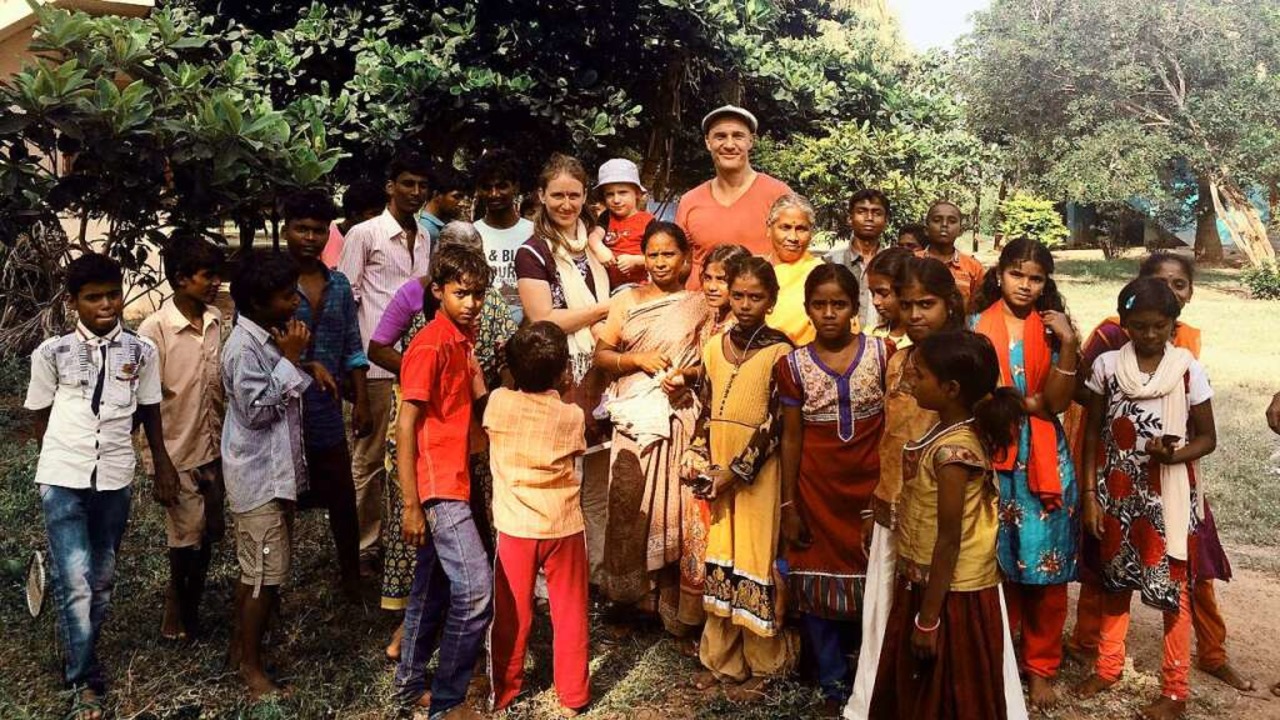 Judith Retz (mit Kind auf dem Arm) und...en) bei einem ihrer Besuche in Indien.  | Foto: privat
