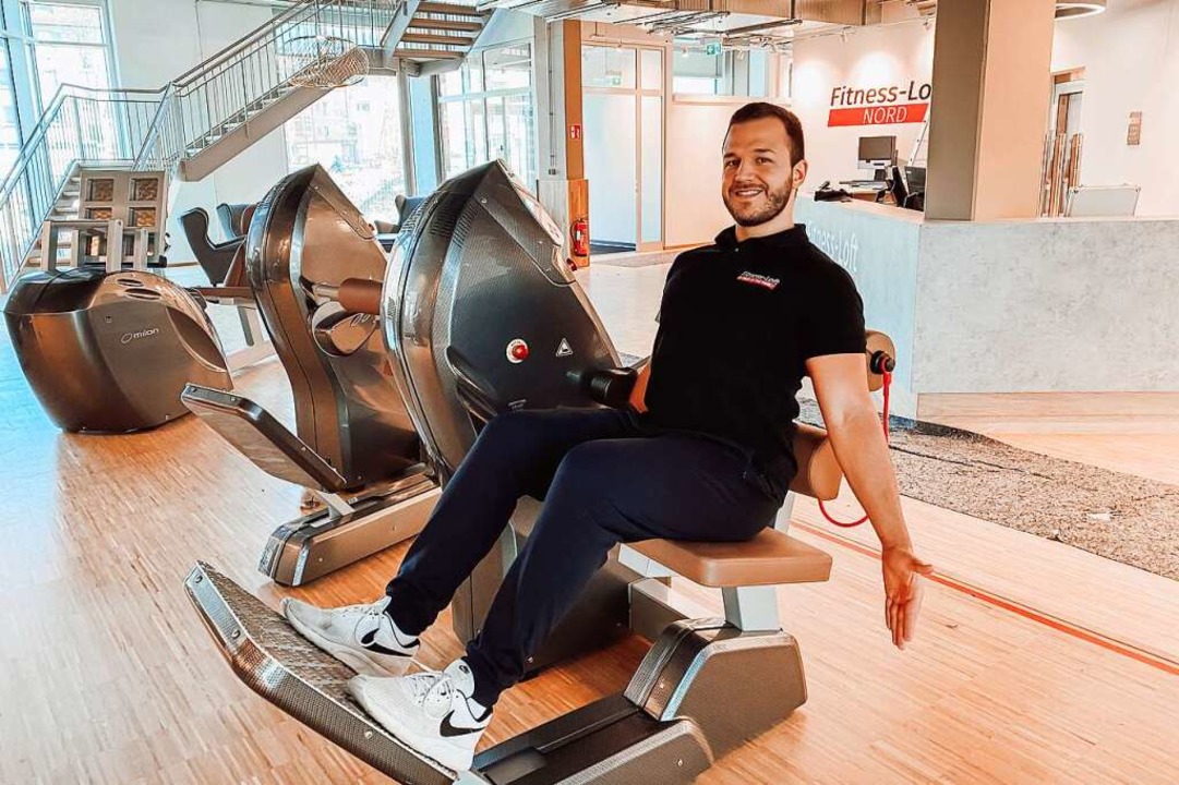 Trainer Thomas trainiert im Milon-Zirk...inen schmerzfreien und starken Rcken.  | Foto: Fitness-Loft