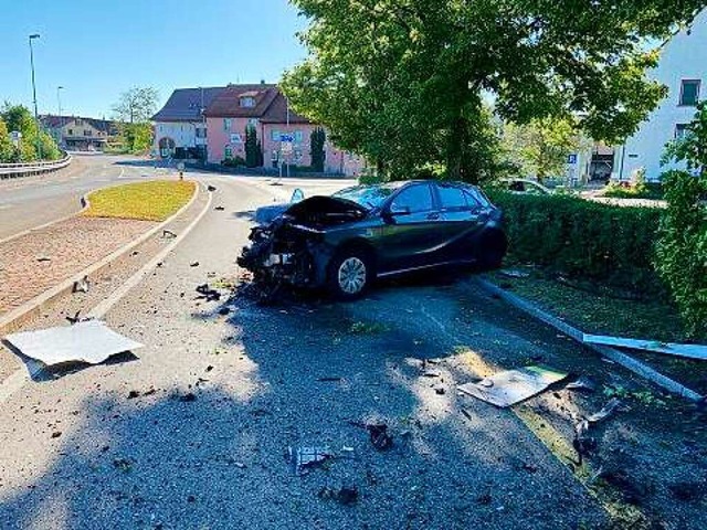Der 21-Jhrige baute nach seiner Irrfa...n Unfall mit einem geklauten Mercedes.  | Foto: Kantonspolizei Aargau