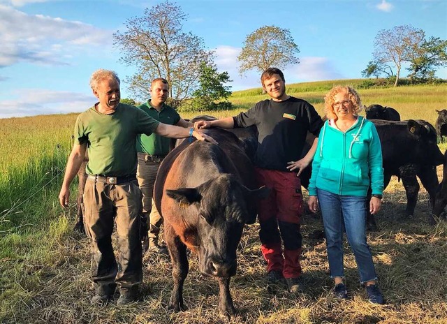 Ludwig Vetter (von links) mit seinen S...u Sylvia bei ihren Welsh Black Rindern  | Foto: Michael Drfler