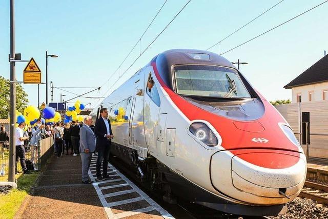 Groer Bahnhof am kleinen Bahnhalt: Der erste ECE ist in Ringsheim angekommen