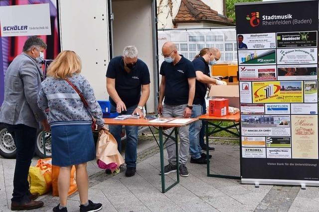 Frikadellen und Blasmusik – Rheinfelder Stadtmusik wirbt auf dem Wochenmarkt