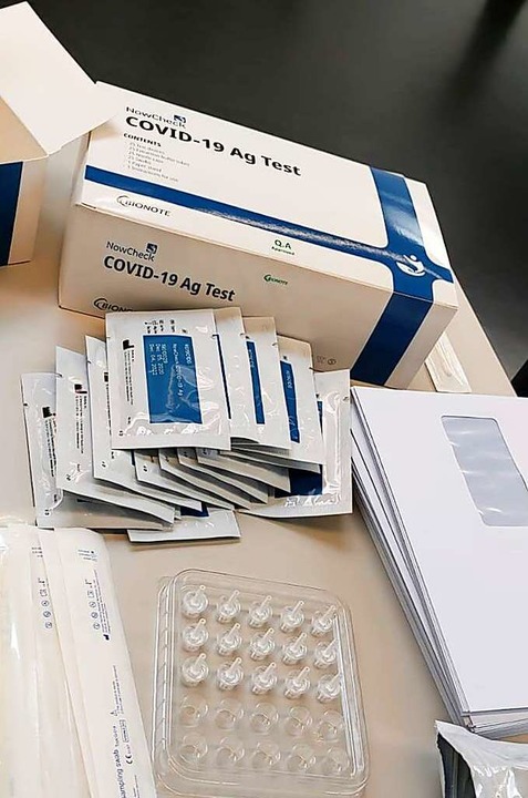 Diese Schnelltest-Kits werden an die Mitarbeiter und Mitarbeiterinnen verteilt  | Foto: Carina H.
