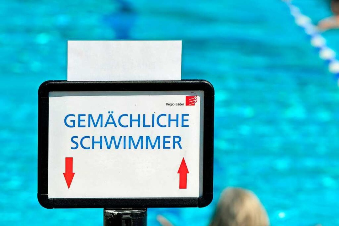 Im Schwimmerbecken sind die Bahnen auf... gemächliche und schnelle Schwimmer...  | Foto: Michael Bamberger