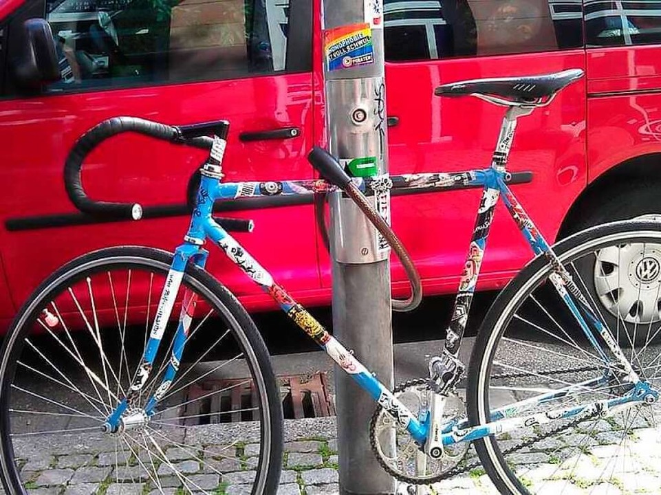 Das Fahrrad erkannte sie auch an den vielen Stickern.  | Foto: Nicole Lapp