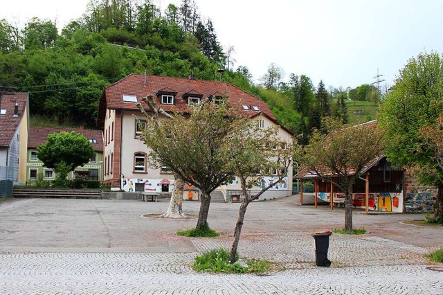 Der Schulhof in Atzenbach ist beliebte...Anwohner fhlen sich vom Lrm gestrt.  | Foto: Martin Klabund