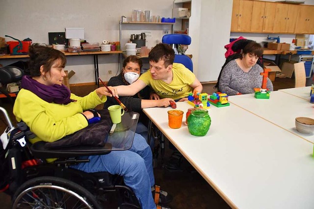 Entspannte Stimmung in der Werkstatt: ...nd und Christiane Schulte (von links).  | Foto: Maja Tolsdorf