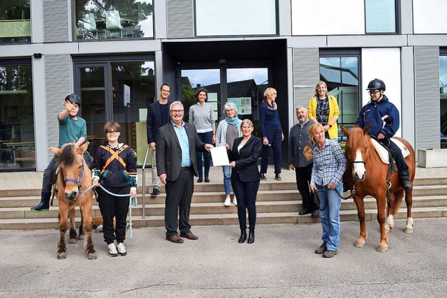 Spendenbergabe an den Frderverein de...der Astrid-Lindgren-Schule die Spende.  | Foto: Lions-Club-Club