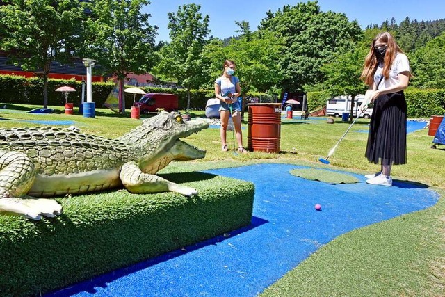 Am Fun Strand dienen die Minigolf-Blle als Krokodil-Leckerli.  | Foto: Michael Bamberger
