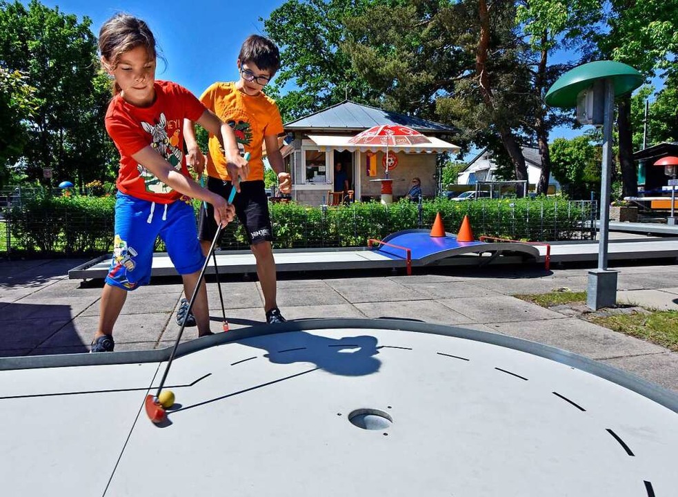 Die Miniaturgolfanlage am Seepark ist oft gut besucht.  | Foto: Michael Bamberger