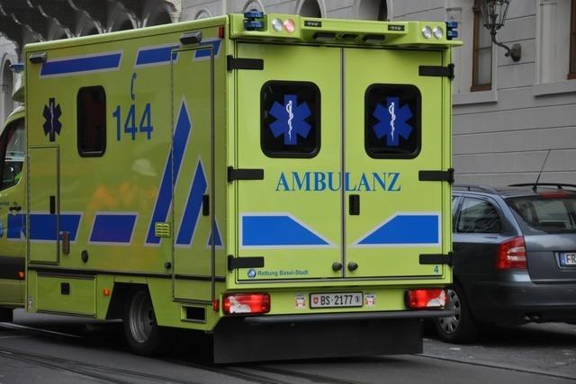 Weiler Feuerwehrmnner retten einen Basler Rettungswagen