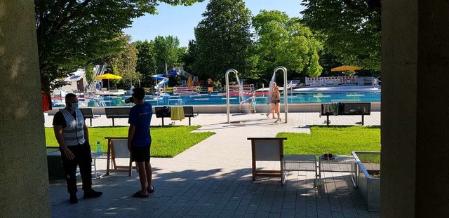 Idylle am frhen Vormittag: Viel Platz...r im Emmendinger Freibad ber der Elz.  | Foto: Gerhard Walser