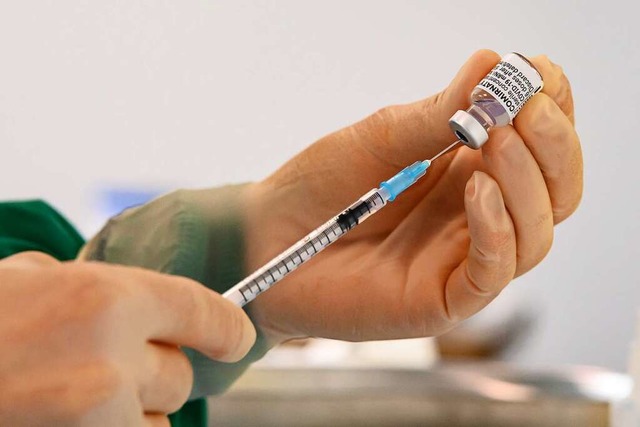 Auch in den Betrieben wird ab nchster Woche flchendeckend geimpft.  | Foto: Swen Pfrtner (dpa)