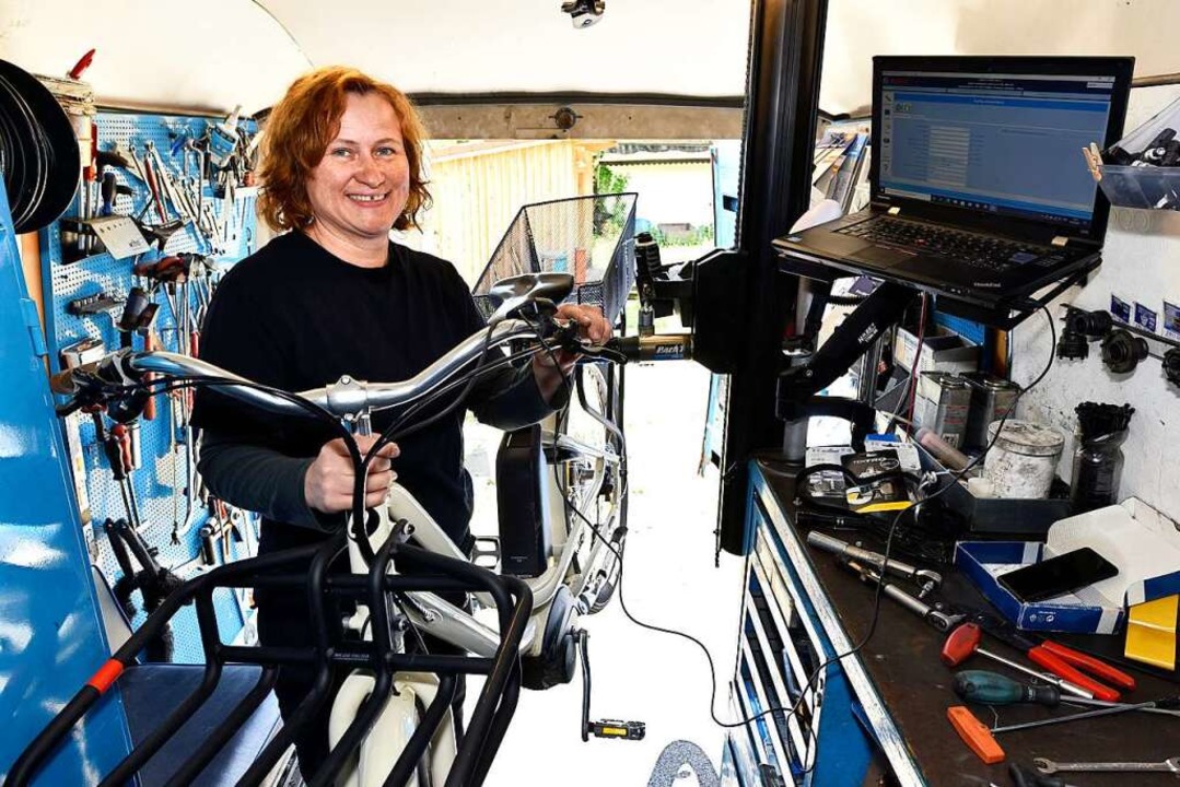Tanja Knöfel in ihrer mobilen Fahrradwerkstatt.  | Foto: Thomas Kunz